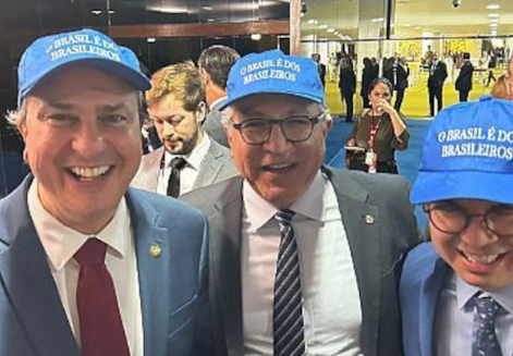 Os ministros da Educação, Camilo Santana, e das Relações Institucionais da Presidência, Alexandre Padilha, e o líder do governo no Congresso, senador Randolfe Rodrigues (PT-AP), usam o boné azul na votação para presidência do Senado.
