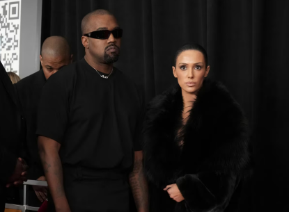 O rapper Kanye West e sua esposa, a modelo Bianca Censori, durante o tapete vermelho do Grammy.