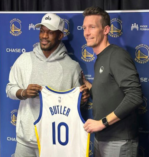 Jimmy Butler e Mike Dunleavy posam com a nova camisa que será utilizada pelo astro nos Warriors.