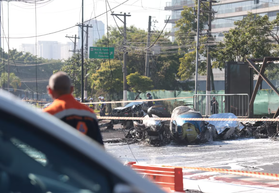 Acidente ocorreu no meio da Avenida Marques de São Vicente, logo após aeronave decolar do Campo de Marte.