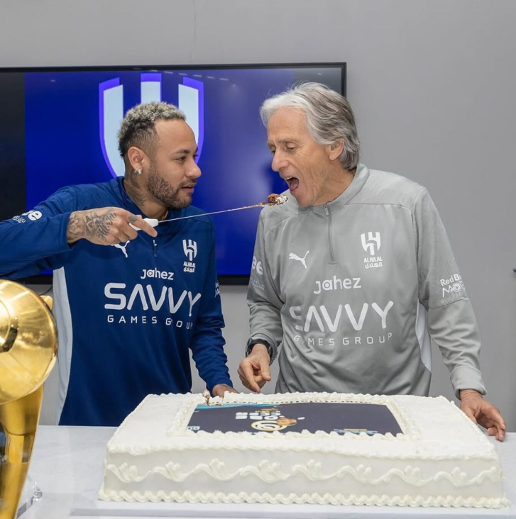 Neymar dá bolo na boca de Jorge Jesus em homenagem ao técnico na Arábia Saudita
