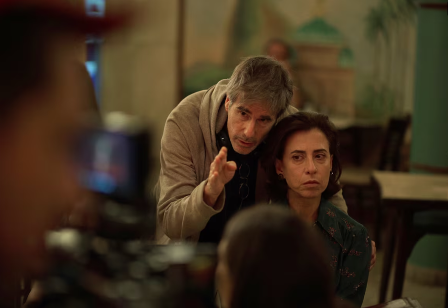 O diretor Walter Salles e a atriz Fernanda Torres nos bastidores de 'Ainda Estou Aqui'.