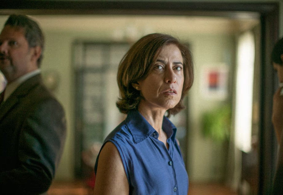 Cena do filme 'Ainda Estou Aqui', com Fernanda Torres.