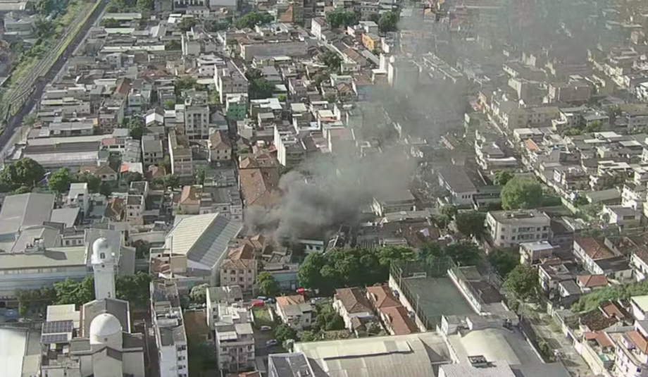 Incêndio atinge fábrica de confecção em Ramos, no Rio de Janeiro.