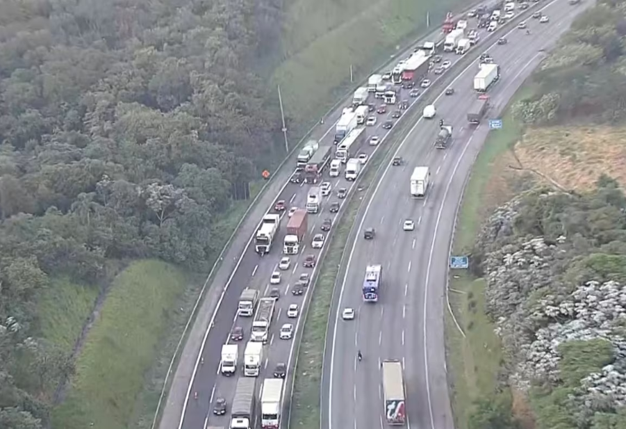Acidente com carreta no Rodoanel deixa uma pessoa morta em SP.