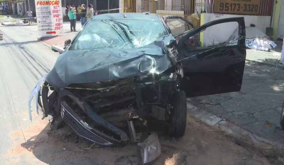 Motorista, de 62 anos, sofreu ferimentos leves e foi encaminhada ao hospital sob escolta policial.