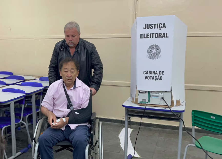 Ex-prefeito de Taboão da Serra (SP), José Aprígio (Podemos), votou em cadeira de rodas na eleição de 2024