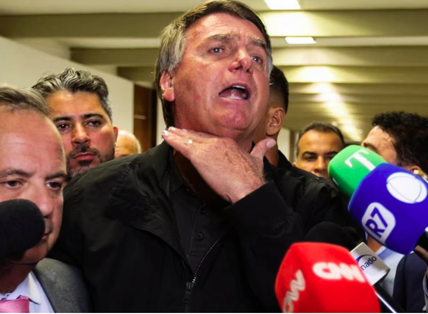 O ex-presidente Jair Messias Bolsonaro ( PL) em coletiva no Senado horas antes de ser denunciado pela PGR