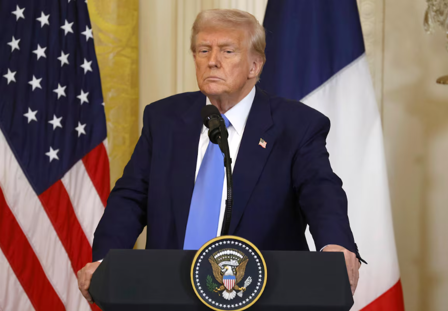 Ao lado de Macron, em entrevista coletiva na Casa Branca nesta segunda-feira, Trump disse que as tarifas contra os países vizinhos México e Canadá seguem adiante.