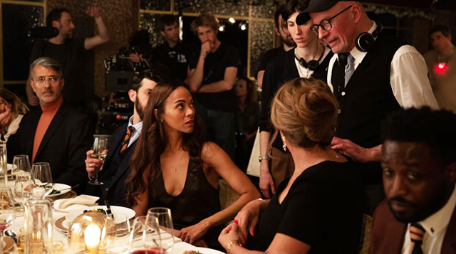 O diretor Jacques Audiar, em pé (à direita), conversa com as atrizes Zoe Saldaña e Karla Sofía Gascón durante as gravações de 'Emilia Pérez'