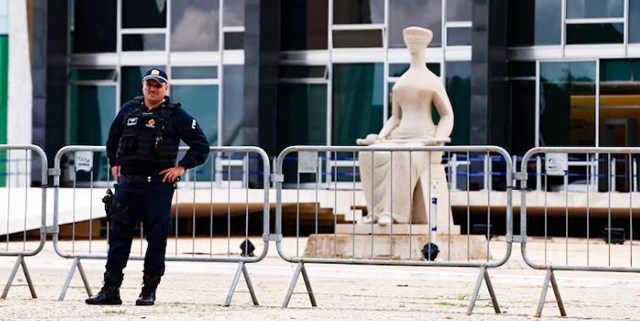 Polícia militar em frente às grades colocadas para cercar o prédio do STF após atentado a bomba em novembro de 2024