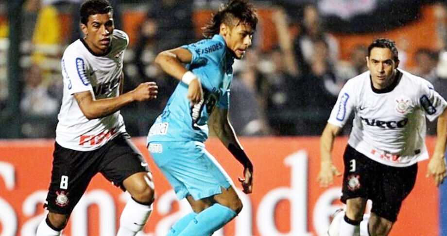 Neymar em ação com a camisa do Santos diante do Corinthians, em 2012, pela Libertadores