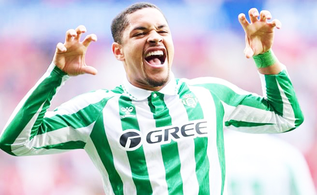 Vitor Roque comemora gol pelo Betis; jogador está próximo de reforçar o Palmeiras