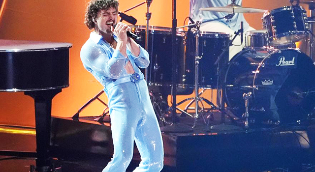 O cantor Benson Boone canta a música Beautiful Things durante a 67ª edição dos Grammys.