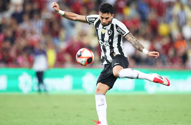 Alex Telles xingou o delegado da partida entre Botafogo e Flamengo.