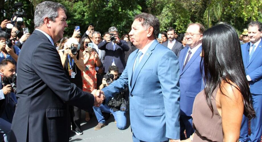 O governador Eduardo Riedel cumprimenta o presidente da Assembleia Legislativa, deputado Gerson Claro