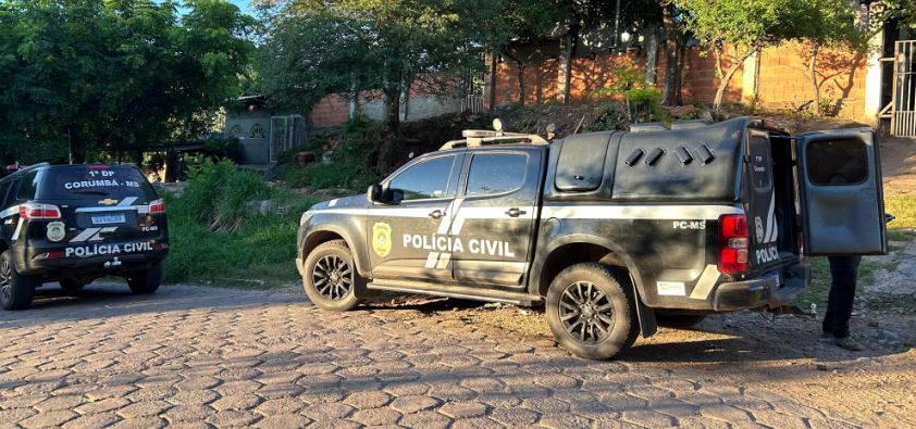 Policiais civis apreendem drogas e dinheiro durante a Operação Fim da Linha em Corumbá.