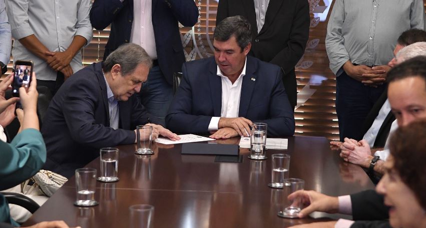 Waldemir Moka assina termo de posse ao lado do governador Eduardo Riedel e autoridades estaduais.