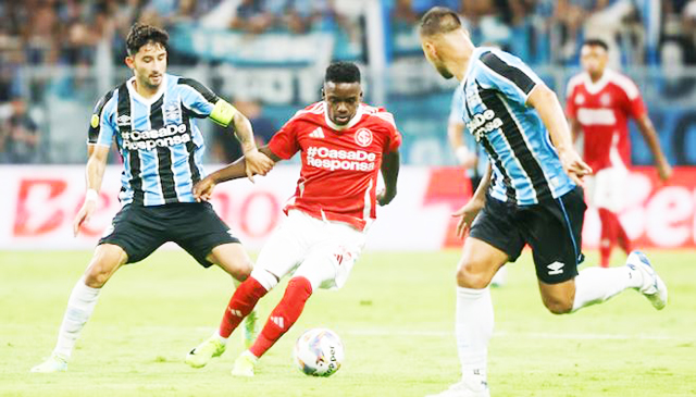 Grêmio e Internacional entraram em campo no clássico do último domingo com ação de nova parceira na camisa