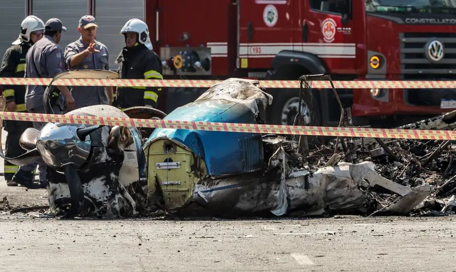 Polícia Científica continua o trabalho de perícia para apurar detalhes de queda de avião em São Paulo