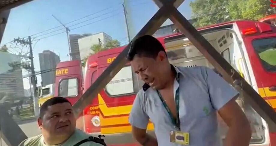 Motorista de ônibus atingido por avião se emociona ao contar que salvou passageiros