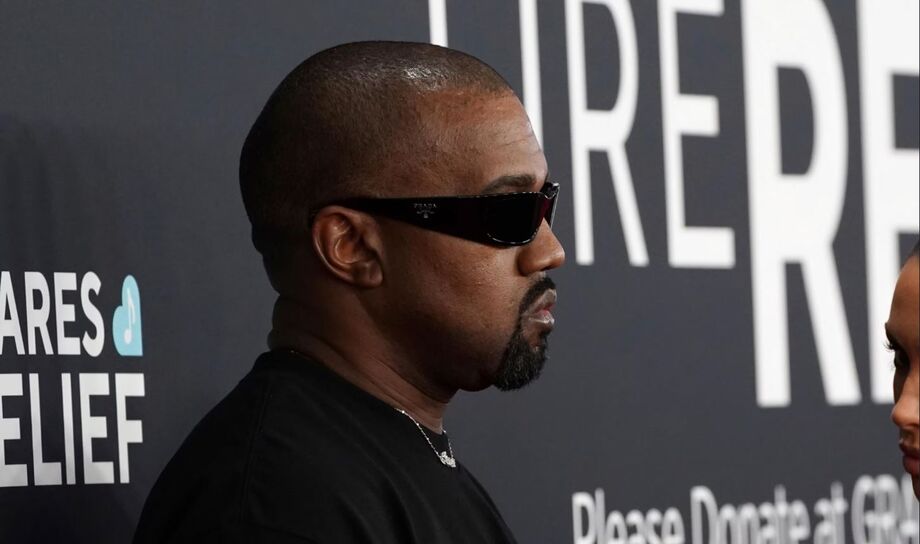Kanye West postou tweets ofensivos