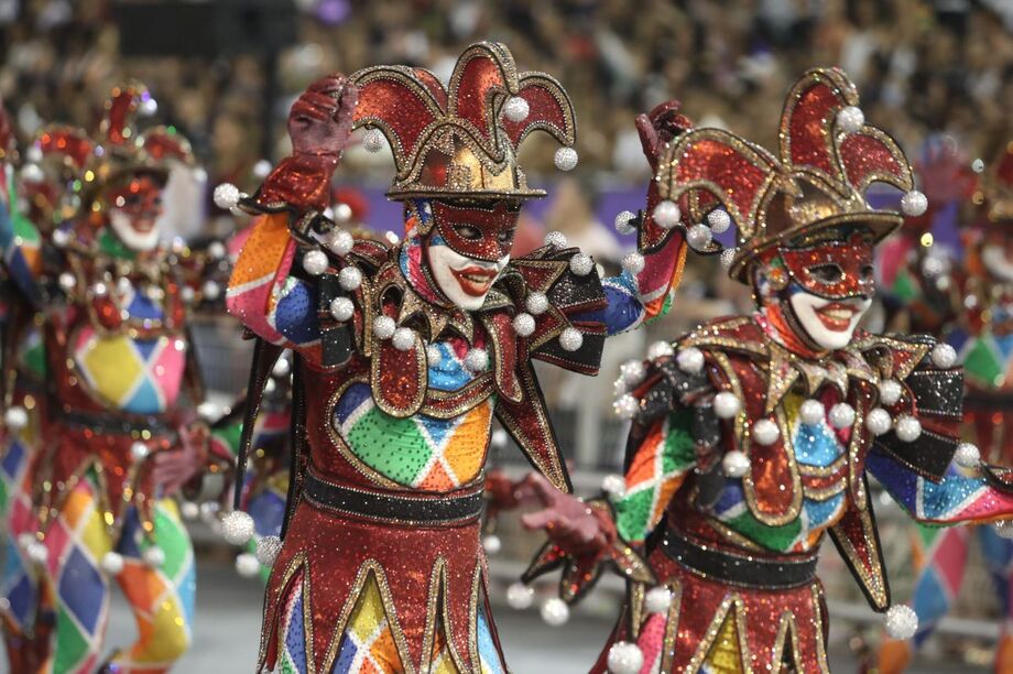 Desfile das escolas de samba do grupo especial no Sambódromo em ano anterior.