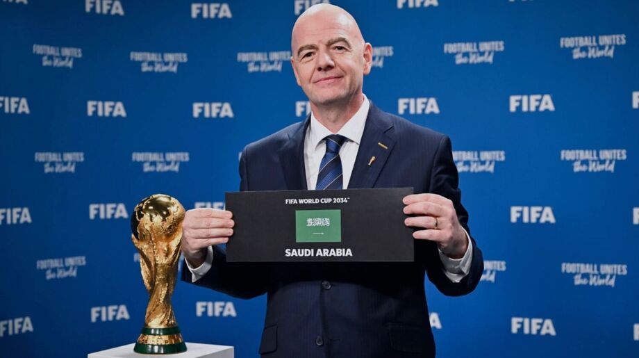 Gianni Infantino com a taça da Copa do Mundo e o anúncio da candidatura da Arábia Saudita ao Mundial de 2034