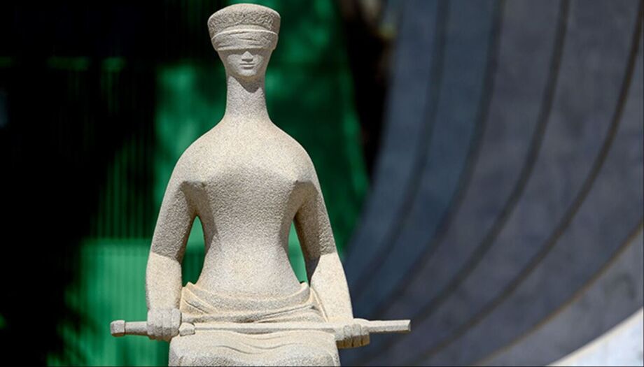 A estátua da Justiça diante da sede do STF.