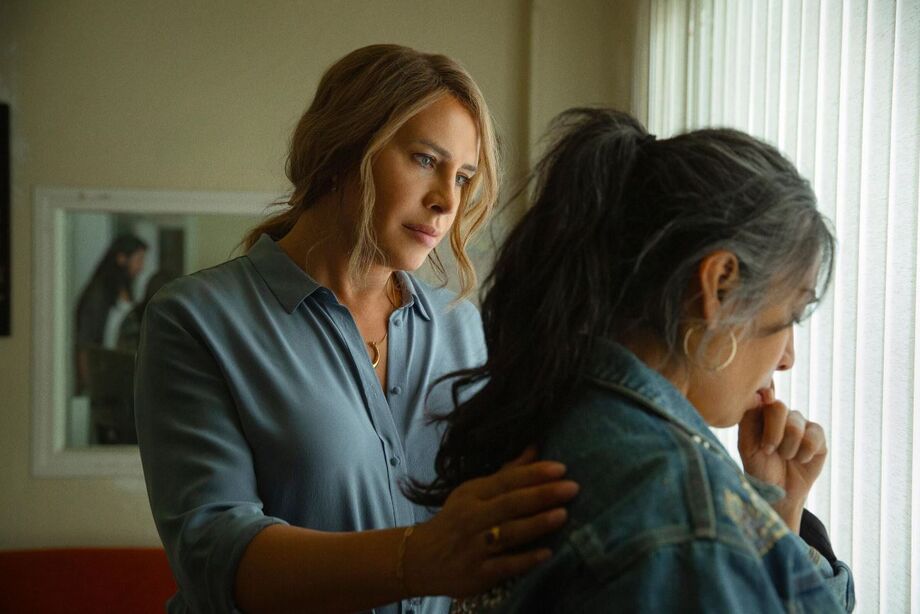 Karla Sofía Gascón, à esquerda, em cena de 'Emilia Pérez'; atriz não deve ir ao Bafta, que acontece neste domingo, 16