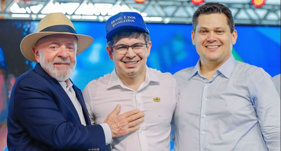 Lula, com o senador Randolfe Rodrigues (PT-AP) e o presidente do Senado, Davi Alcolumbre (União Brasil-AP)