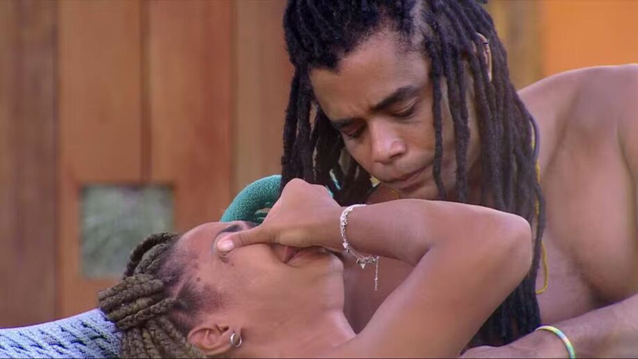 No Big Brother Brasil 25, Aline chora de preocupação com seu amigo Vinícius e é consolada por Diogo Almeida.