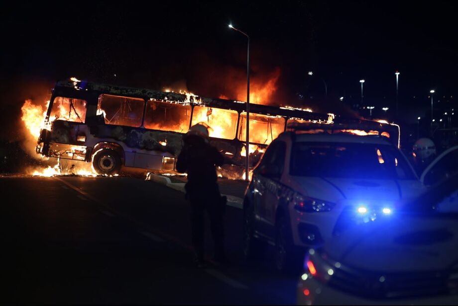 Cenário de guerra: bolsonaristas queimam carros e tentam invadir sede da PF