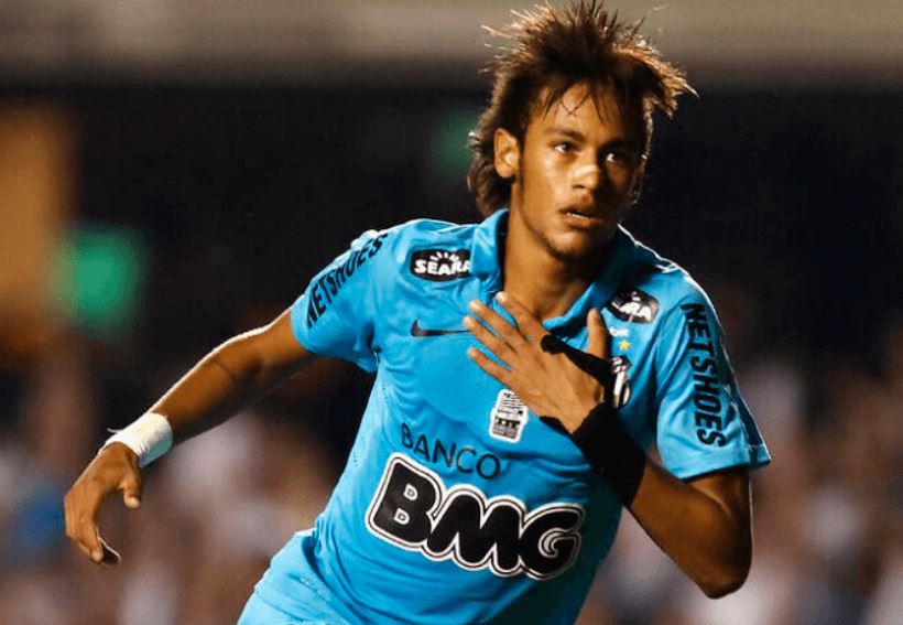 Icônica camisa azul é resgatada pelo Santos