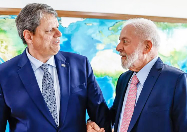 Em cenário de primeiro turno contra Tarcísio de Freitas, Lula tem 51,3% das intenções de voto e Tarcísio 30,4%
