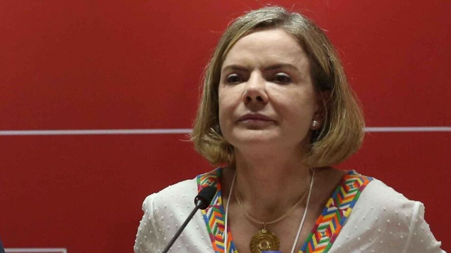 Ministra Gleisi Hoffmann afirmou que prisão preventiva de Bolsonaro foi uma medida fundamentada e legal, enquanto Guilherme Boulos celebrou o marco histórico da responsabilização por tentativa de golpe.