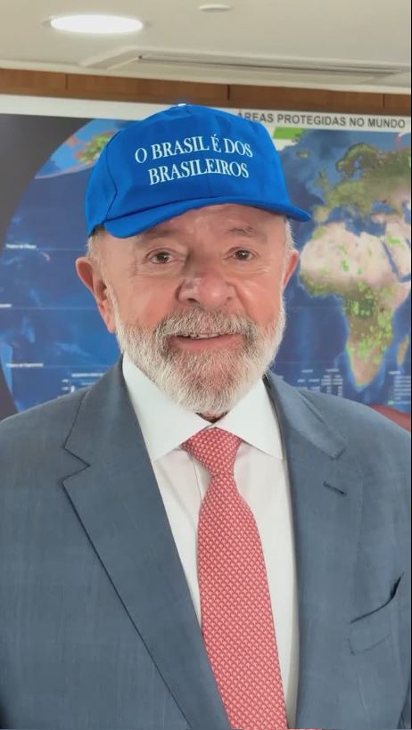 Presidente Lula vestindo boné que estampa a frase O Brasil é dos Brasileiros