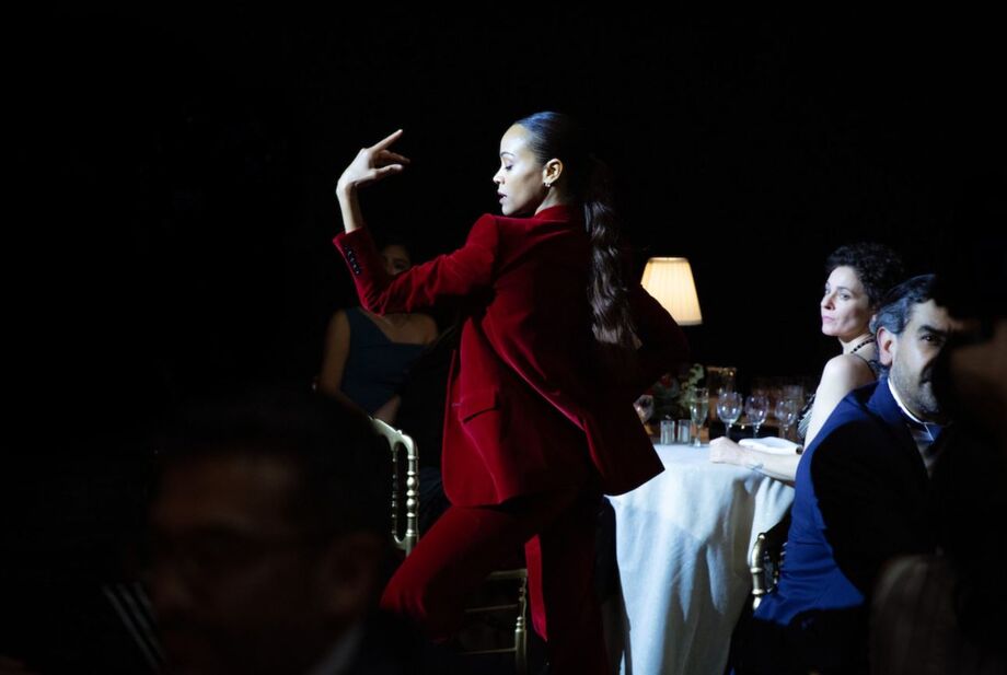 Zoe Saldana interpreta a advogada Rita Mora Castro em Emilia Pérez, da Netflix.