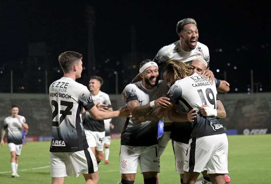 Memphis fez boa jogada para encontrar Carillo, que abriu o placar