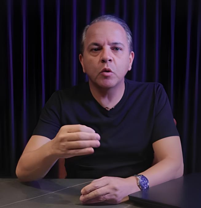 O deputado estadual Coronel David (PL-MS) durante vídeo publicado nas redes sociais em que critica o bloqueio da revista digital Timeline e alerta para os riscos de censura nas plataformas digitais.