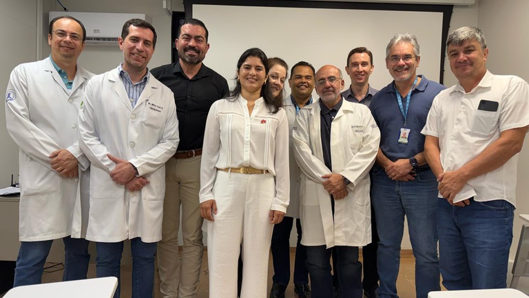 Dra. Raquel, que possui dupla nacionalidade brasileira e paraguaia, formou-se em Medicina no Paraguai e concluiu sua primeira residência médica em Cirurgia Geral no país vizinho