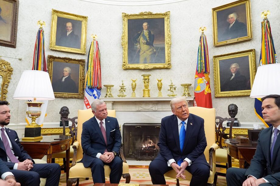 Donald Trump com o rei Abdullah II da Jordânia no Salão Oval da Casa Branca, na terça-feira, com o príncipe herdeiro Hussein, à esquerda, e o secretário de Estado Marco Rubio, à direita.