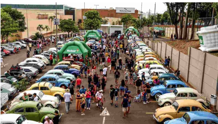 Mais de 100 clássicos automotivos participam de encontro no Norte Sul Plaza
