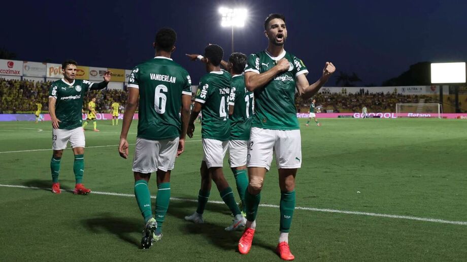 Flaco López comemora seu gol contra o Mirassol