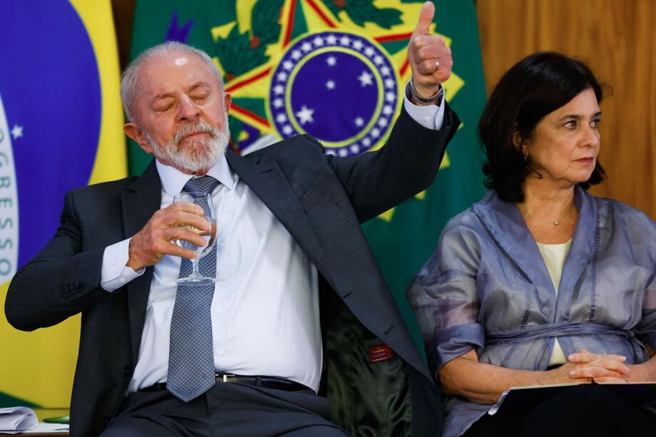 O presidente Lula durante cerimônia com a ministra da Saúde, Nísia Trindade