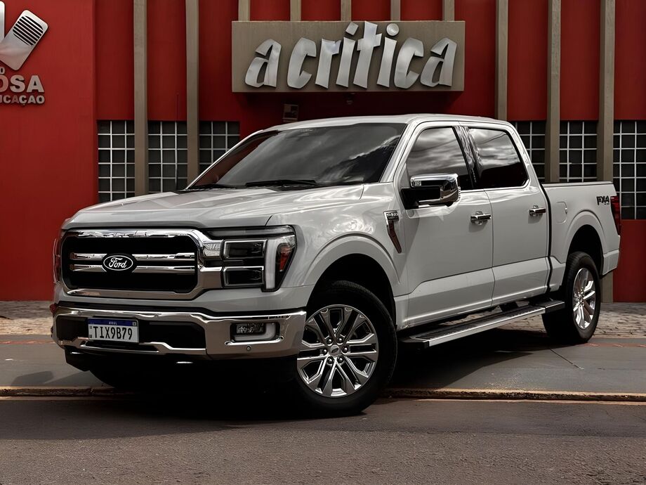 Enquanto a nova geração da Ford F-150 não sai do papel, a atual segue firme no mercado. No Brasil, a picape chegou em 2023, disponível nas versões Lariat e Lariat Black, ambas com motor V8 5.0 de 405 cv. Preço: R$ 545 mil.