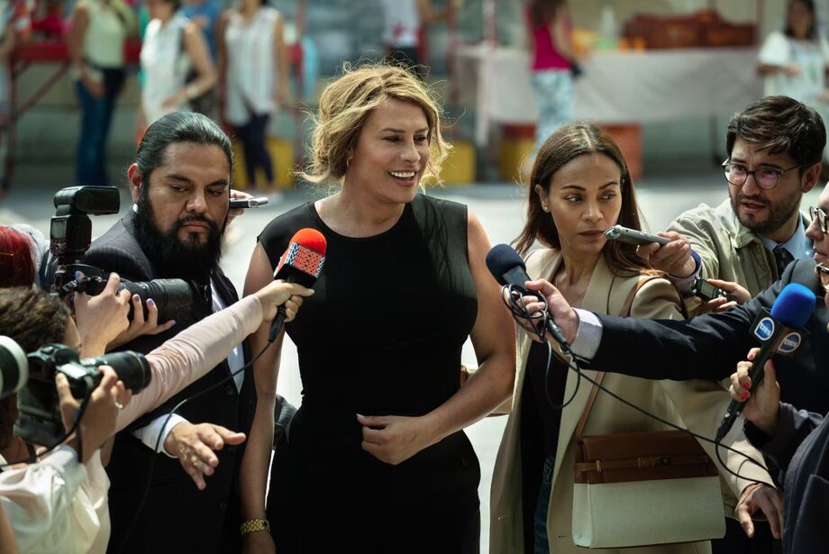 Karla Sofia Gascón (ao centro) tem papel duplo e complexo em 'Emilia Pérez'