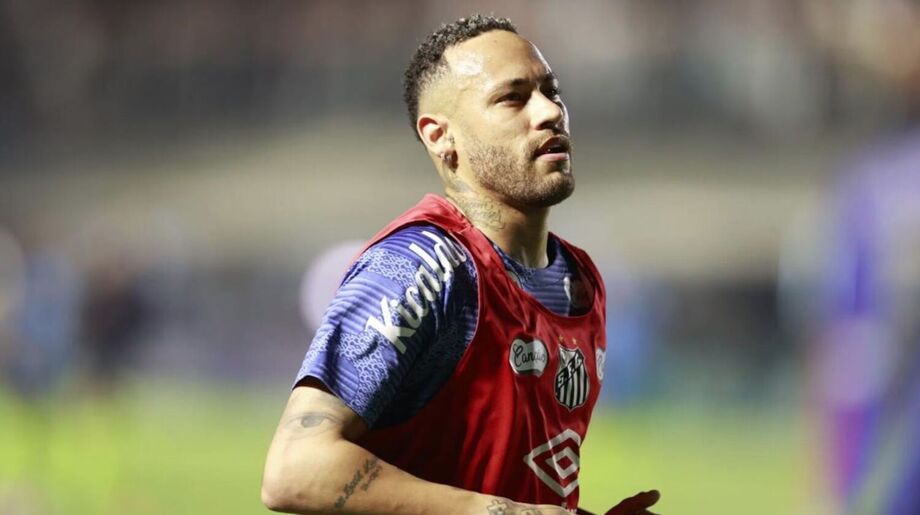 Neymar treinou sob os olhares de membros da comissão técnica da seleção brasileira