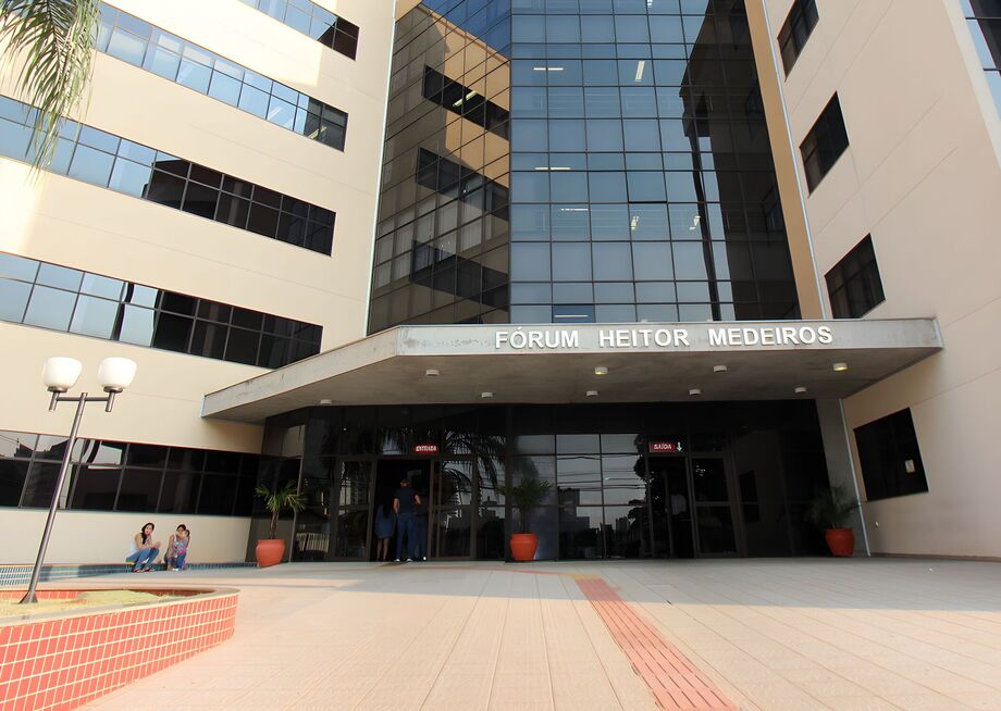 Fachada do Fórum Heitor Medeiros, onde tramitam diversos processos judiciais na capital.