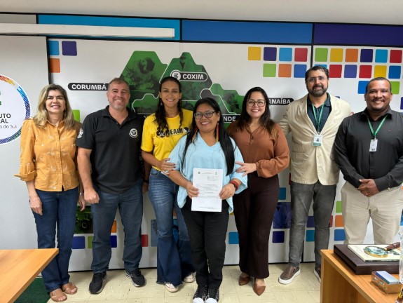 Grupo de mulheres indígenas da aldeia Marçal de Souza assina convênio com o IFMS para a criação do Instituto Cacique Enir Terena e a proteção do artesanato terena.